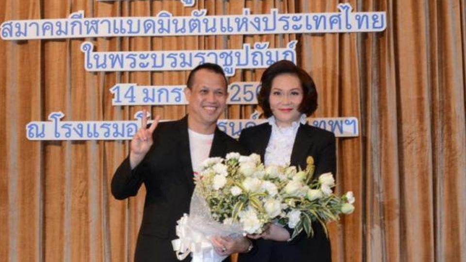 Rexy Mainaky (kiri), berpose dengan Presiden BAT, Patama Leeswadtrakul. - INDOSPORT